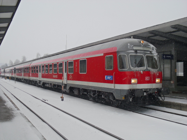 Ein Bnrdzf 463 wartet am 11.2.2012 in Kempten HBF auf die Abfahrt nach Mnchen.

