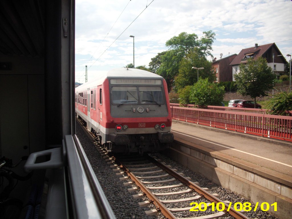Ein Bnrdzf 480 am Zugshluss von 146 224 gzogenen RE nach Stuttgart in Lorch am 1.8.2010. Dieser Wittenberger ist der Prototyp der Reihe Bnrdzf 480.