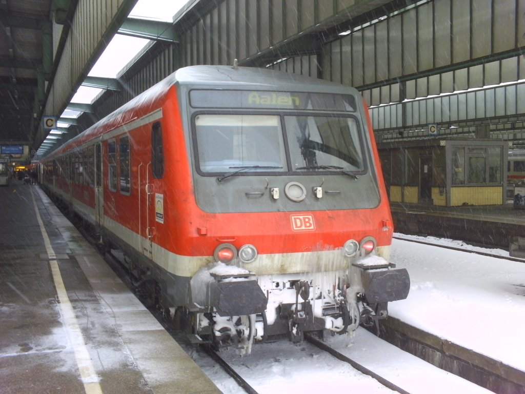 Ein Bnrdzf 483 mit einer 143 als Schublok als RE nach Aalen in Stuttgart Hbf. Februar 2010.