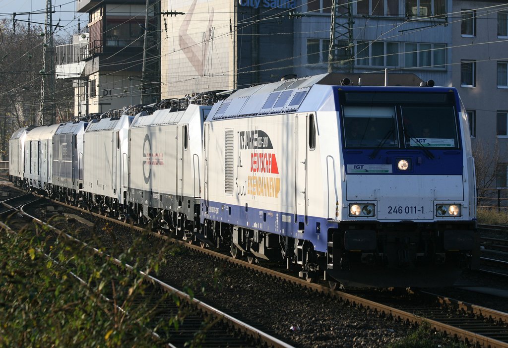 Ein Bombadier Lokzug, bestehend aus 246 011-1, 186 163-2 der Euro Cargo Rail, 186 240-8, 185 642-6 von MGW Service und 076 101 berraschte mich in Dsseldorf HBF am 21.11.2009