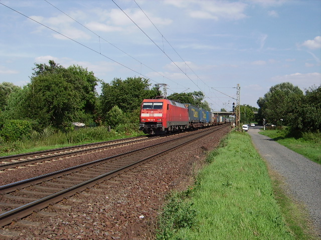 Ein BR 152 mit einen LKW Trailer Zug in der nhe von Maintal Ost am 07.08.10