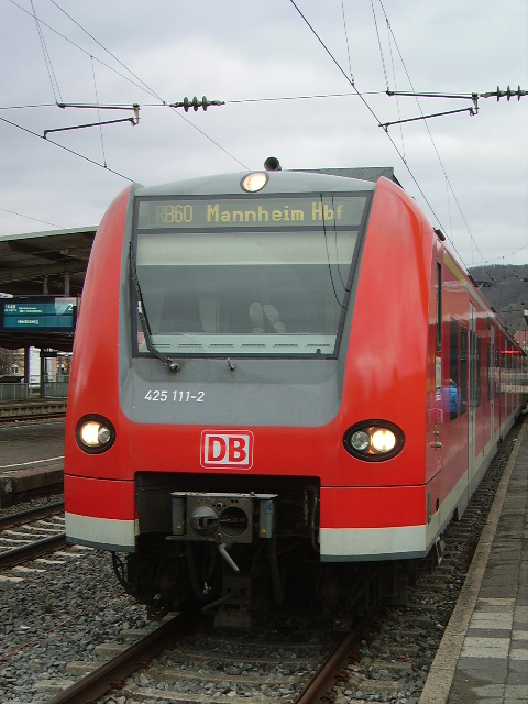 Ein BR 425 als RB nach Mannheim Hbf in Weinheim Hbf am 05.02.11. Mann beachte die F��e der Lokf�hrers sowas habe auch noch nicht geknippst. 