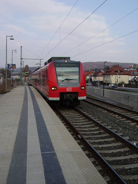 Ein BR 425 als S1 in Mosbach West am 03.03.11