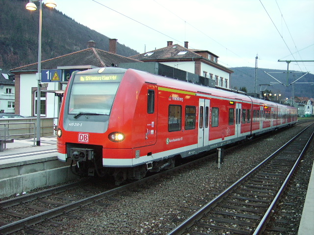 Ein BR 425 der S-Bahn Rhein Neckar in Neckargemnd Bhf am 21.01.11