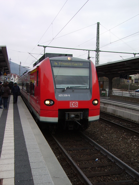 Ein BR 425 der S-Bahn Rhein Neckar in Neckargemnd am 23.01.11