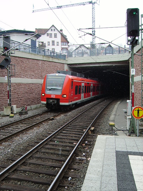 Ein BR 425 der S-Bahn Rhein Neckar in Neckargemnd Altstadt am 24.02.11