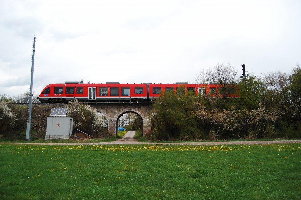 Ein BR 648 LINT am 25.04.2012 auf dem Viadukt zwischen Birkenfeld und Neustadt Aisch.