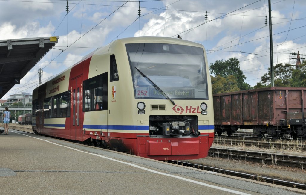 Ein BR 650 von Hohenzollerische LandesBahn AG, mit HzL wagen 252  Radolfzell  nach Braunlingen Bahnhof hier in Villingen am 04.08 2011. 