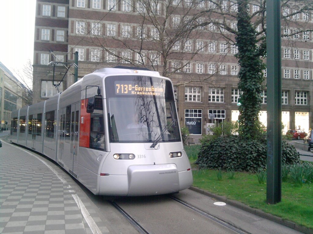 Ein brandneuer NF8U der Rheinbahn an der Haltestelle  Heinrich Heine Allee .
Auffllig sind die neuen Matrix Anzeigen.
