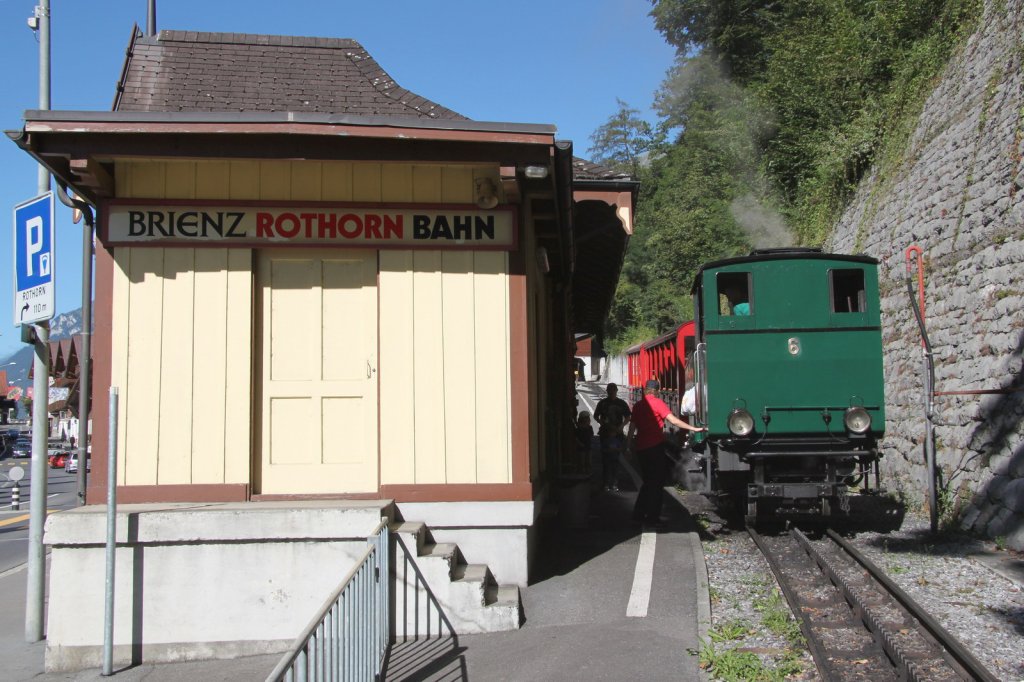 Ein BRB Dampfzug macht sich in der Talstation fr eine reservierte Gruppe bereit.Brienz.27.08.12