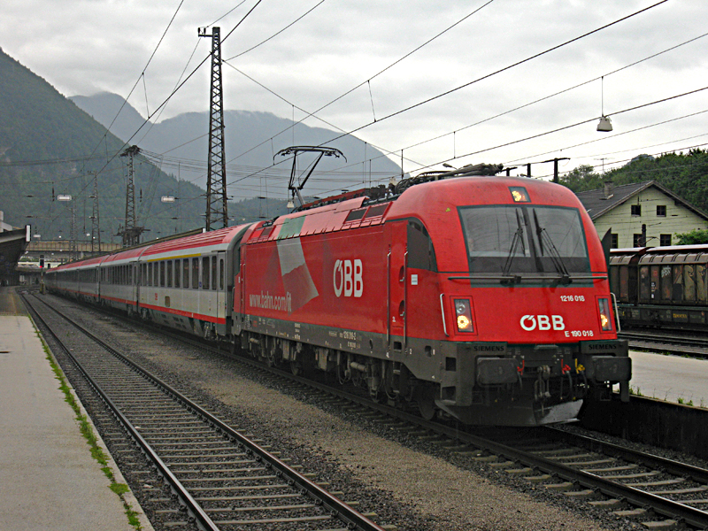 Ein Brenner-EC mit der 1216 018 und EC 82.

Lg