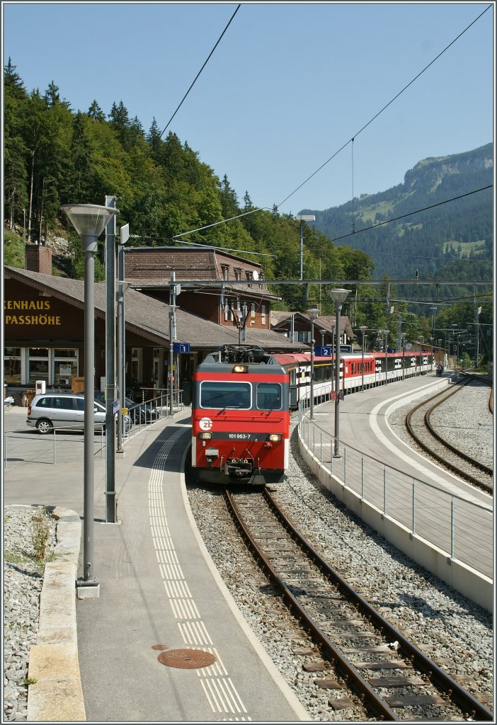 Ein Brnig-Schnellzug von Luzern nach Interlaken auf dem Hhepunkt seiner Farht: Brnig Hasliberg, 1002 mM.
20. Aug. 2012