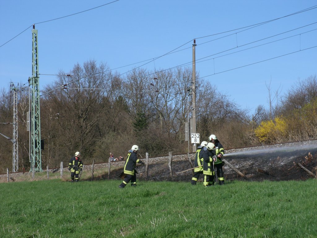 Ein Bschungsbrand am km 252,8 bescherte der Feuerwehr Bergen/Rgen am 18.April 2011 einen Feuerwehreinsatz.Am Ende waren knapp 20qm abgebrannt.Ursache stand noch nicht fest.Trotz des Brandes am Bahndammes kam es zu keinen Behinderungen im Bahnverkehr.