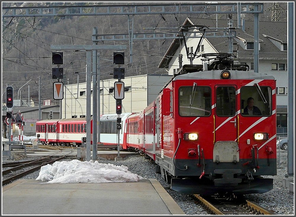Ein bunt zusammengemixter Regio der MGB aus Richtung Visp kommend, fhrt am 26.12.09 in den Bahnhof von Brig ein. (Jeanny)