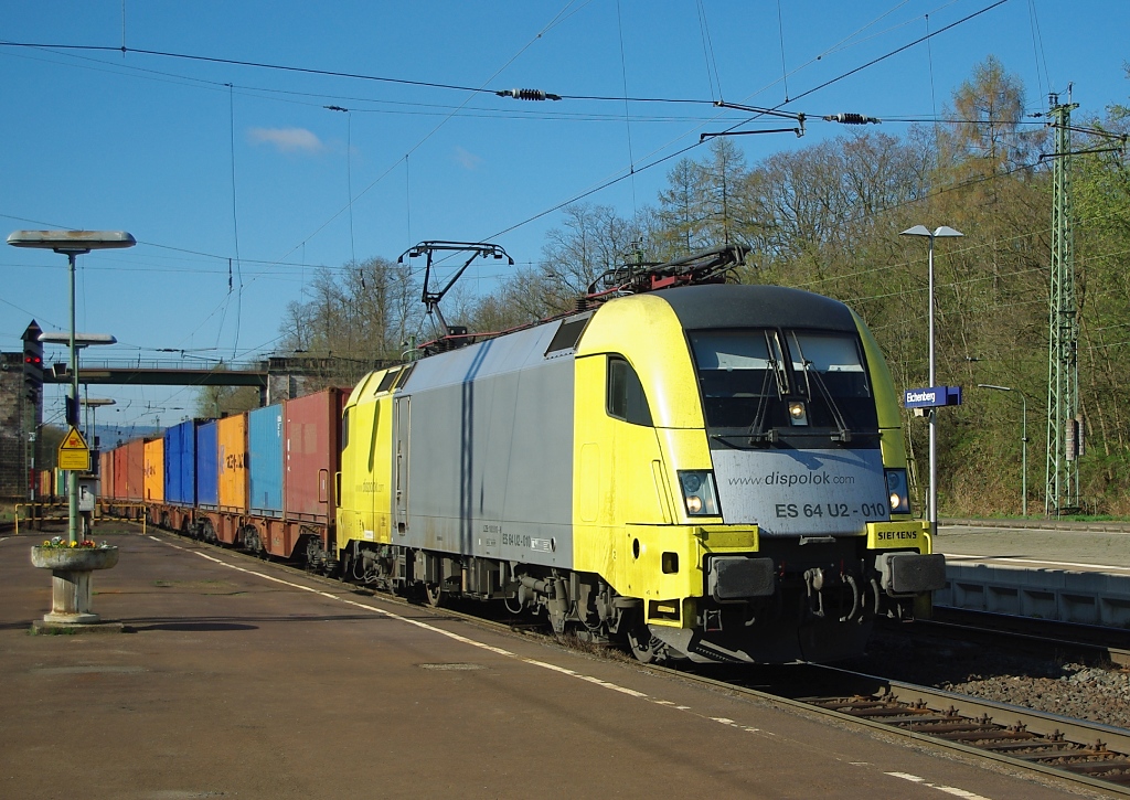 Ein bunter Kistenzug gezogen von der leuchtend sauberen 182 510-8 (ES 64 U2-010) in Richtung Norden in Eichenberg. Aufgenommen am 08.04.2011.