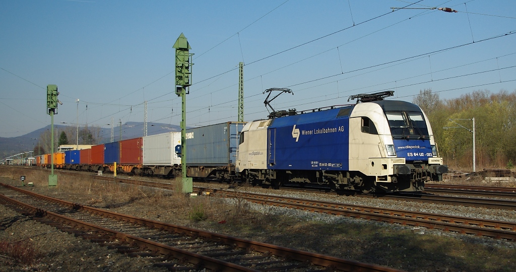 Ein bunter Kistenzug wurde am 22.03.2011 von 182 523-1 (ES 64 U2-023) durch Eschwege West in Richtung Sden gezogen.