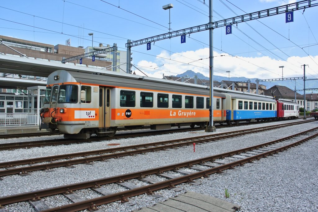 Ein bunter Zug ist momentan bei den TPF im Einsatz. Bt 253, in den GFM Farben, B 215, MOB, und Be 4/4 151, Bulle, 30.06.2013.