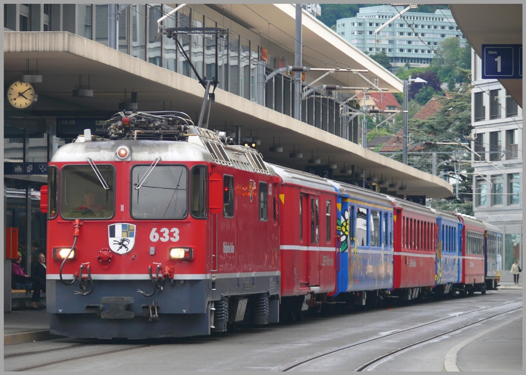 Ein buntgemischter R1453 nach Arosa steht abfahrbereit am Gleis 2 in Chur. Zuglok ist Ge 4/4 II 633  Zuoz  und am Zugschluss hngt noch die rollende Bndner Stube  Stiva retica . Chur (18.06.2010)