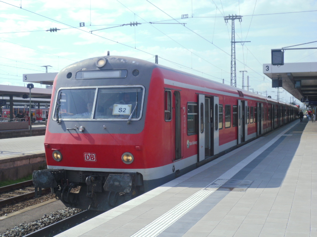 Ein Bxf 796 mit einer 143 als Schublok als S2 nach Altdorf am 17.9.2011 in Nrnberg HBF.