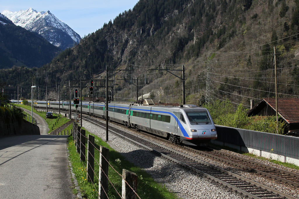 Ein Cisalpino am 25.04.2012 bei Silenen. 