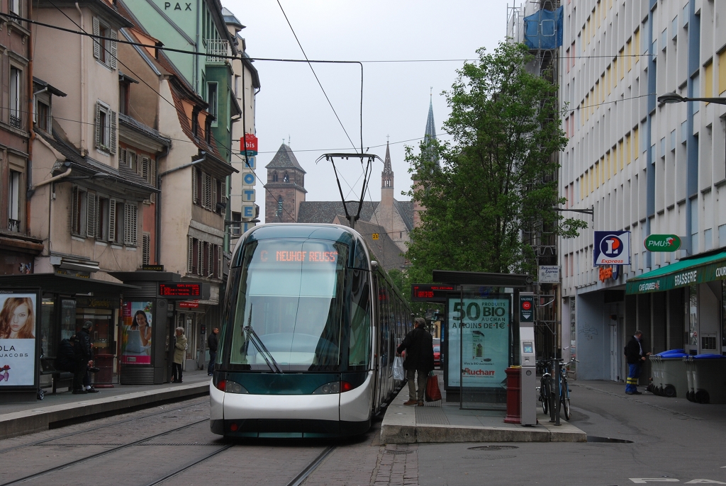 Ein Citadis Straenbahnfahrzeug auf der Linie C in Straburg am 11. Mai 2010.