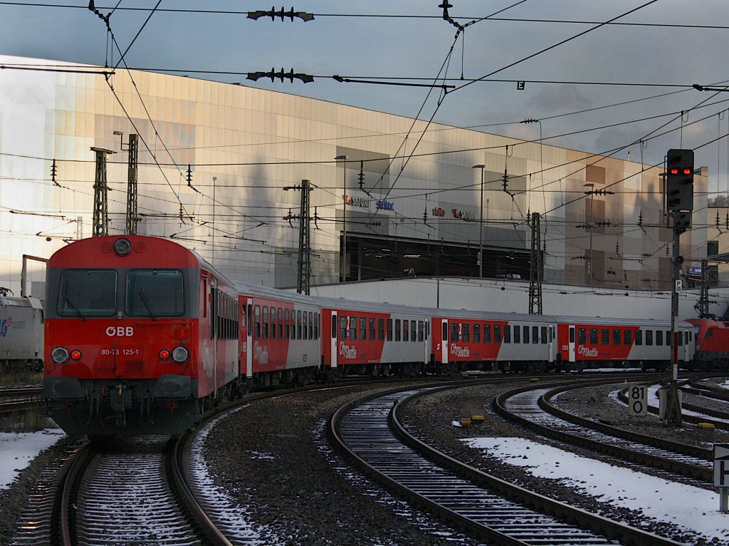 Ein City Shuttle am 28.12.2009 bei der Ausfahrt aus dem Passauer Hbf. (Mein Letztes 2009er Bild das ich Fotografiert habe)