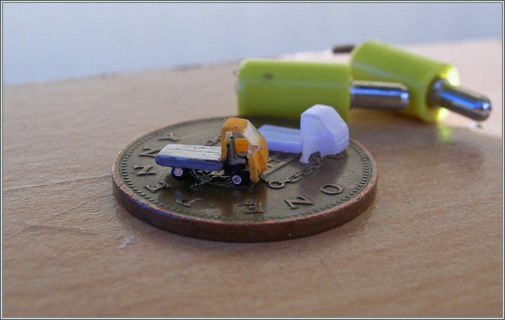 Ein Clou der winzigen T Gauge Auto (zum selber anmalen) sind die z.T. offen Tren, welche eine Einblick ins Innere des Fahrzeuges geben. 
Als Grssenvergleich sind im Hintergrund zwei handelsbliche Bananenstecker zu sehen. 
10. Juli 2013