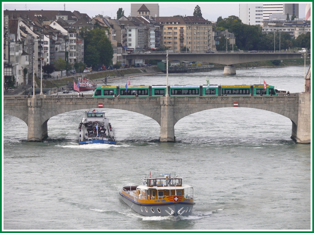 Ein Combino Be 6/8 berquert die Mittlere Rheinbrcke in Basel. Darunter zieht der Schlepper Lai da Tuma den franzsischen Tanker Annette stromaufwrts. (17.09.2010)