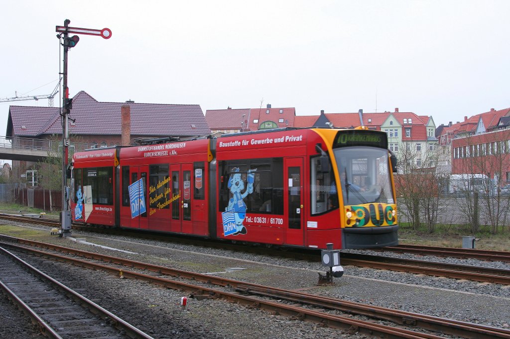 Ein Combino Duo am Morgen des 06.04.2012 bei der Durchfahrt im Bahnhof Nordhausen-Nord. Er wird gleich die Gleisanlagen der Harzquerbahn verlassen und die Stra�enbahnhaltestelle auf dem Nordhausener Bahnhofsvorplatz anfahren.