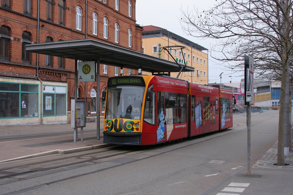 Ein Combino Duo (Stra�enbahn mit Hybridantrieb) an der Haltestelle auf dem Nordhausener Bahnhofsvorplatz. In K�rze wird er wieder zu seiner Fahrt �ber die Gleise der Harzquerbahn in Richtung Nordhausen/Neanderklinik starten. (Aufnahme vom 06.04.2012)