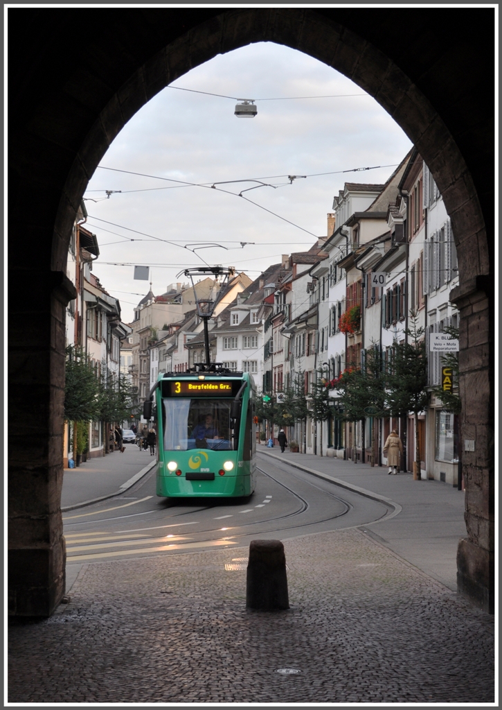 Ein Combino nhert sich dem Spalentor. (20.11.2011)