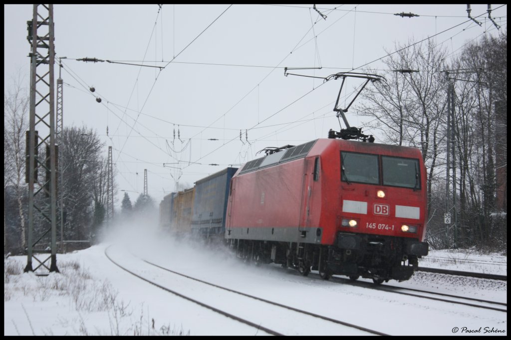 Ein Container Gz mit der 145 074. Dieser gerade durch den Eschweiler Bahnhof fhrt.
