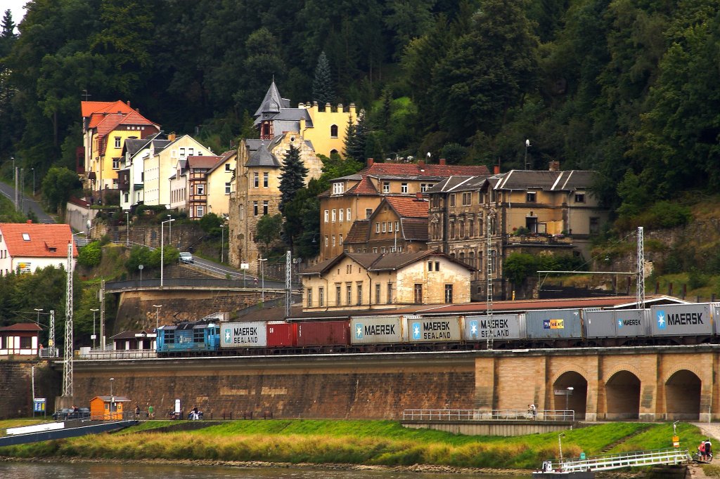 Ein Container-Zug in Richtung Tschechien passiert am 30.08.2012 soeben den Bahnhof Knigstein. (Aufnahme vom Personendampfer  Meissen  aus)