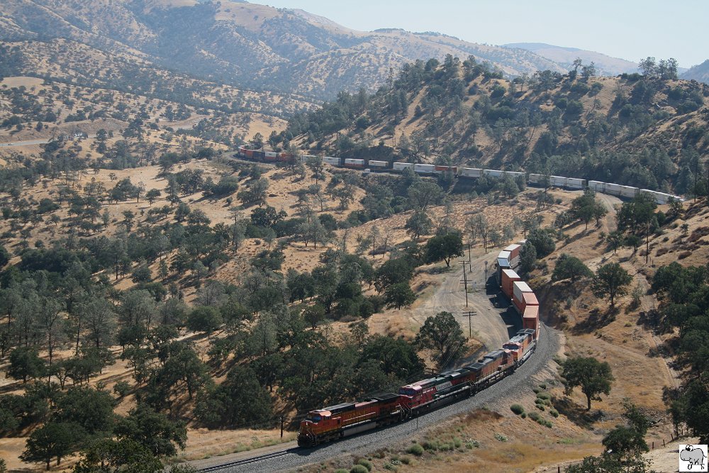 Ein Containerzug der BNSF schlngelt sich durch die goldenen Hgel von Kalifornien. Die Aufnahme entstand kurz vor dem Tehachapi Loop im September 2011. Gezogen wurde der Zug von BNSF # 4019 (GE C44-9W), Ferromex # 4690 (GE ES44AC), BNSF # 4783 (GE C44-9W)und BNSF # 4986 (GE C44-9W).