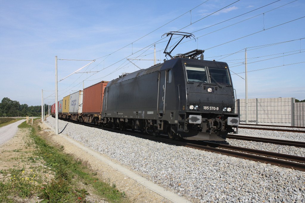 Ein Containerzug Richtung Mnchen bepsannt mit 185 570-9 bei Hattenhofen am 12.08.2011