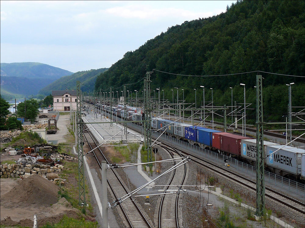 Ein Containerzug wartet im Grenzbahnhof Bad Schandau (Schsische Schweiz); 23.06.2010
