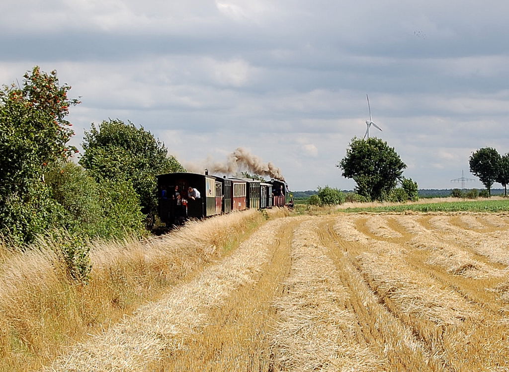 Ein dampfgefhrter Personenzug ist auf der westlisten Eisenbahlinie Deutschlands und der einzigen Meterspurbahn NRW's am Sonntagnachmittag zwischen Birgden und Stahe unterwegs. 12.7.2009