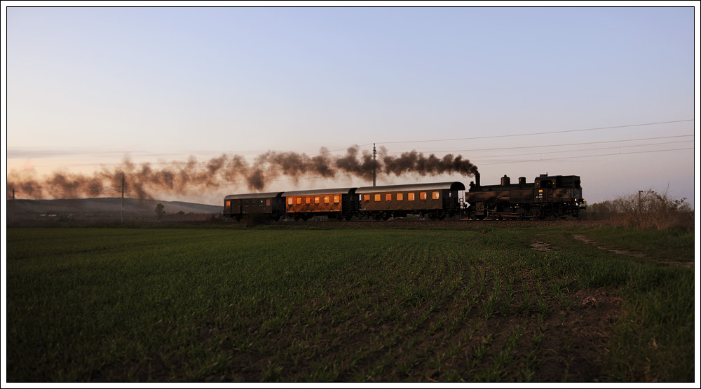 Ein Dampftag geht zu Ende. Nach den Fotofahrten am 22.4.2010 zwischen Retz und Drosendorf fuhr 93.1420 retour nach Mistelbach. Die Aufnahme entstand bereits nach Sonnenuntergang kurz nach Retz. 