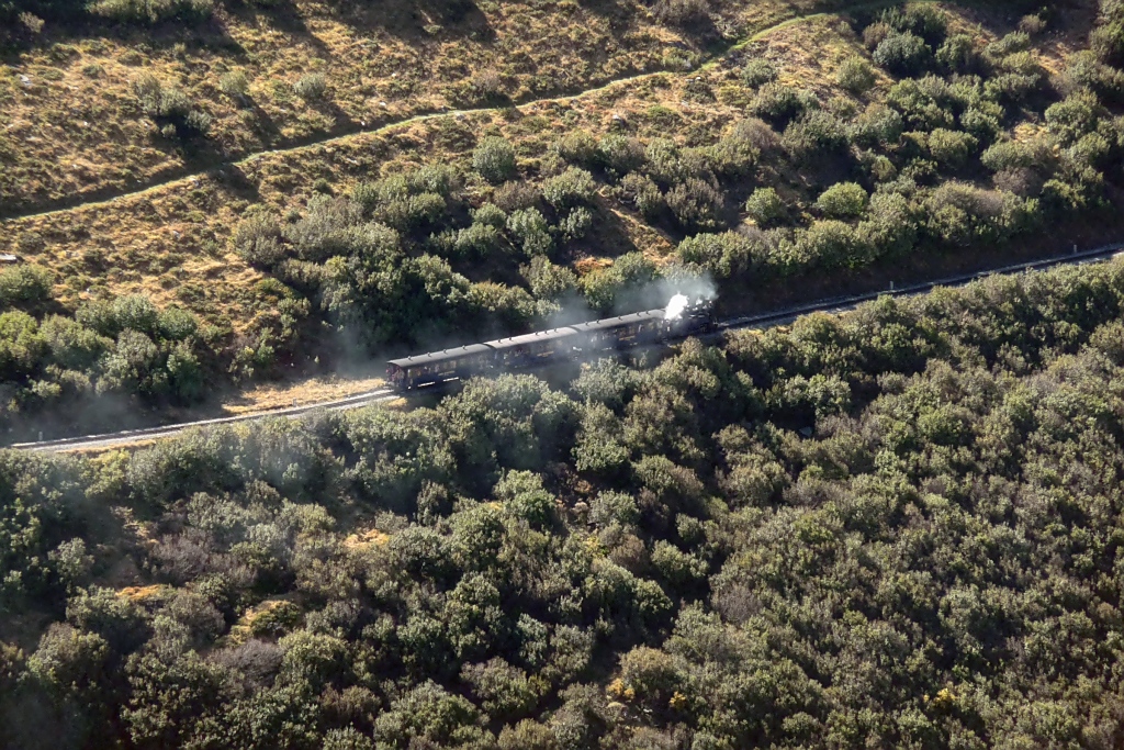 Ein Dampfzug der Furka-Bergbahn auf dem Weg herab nach Gletsch am 2.10.2011