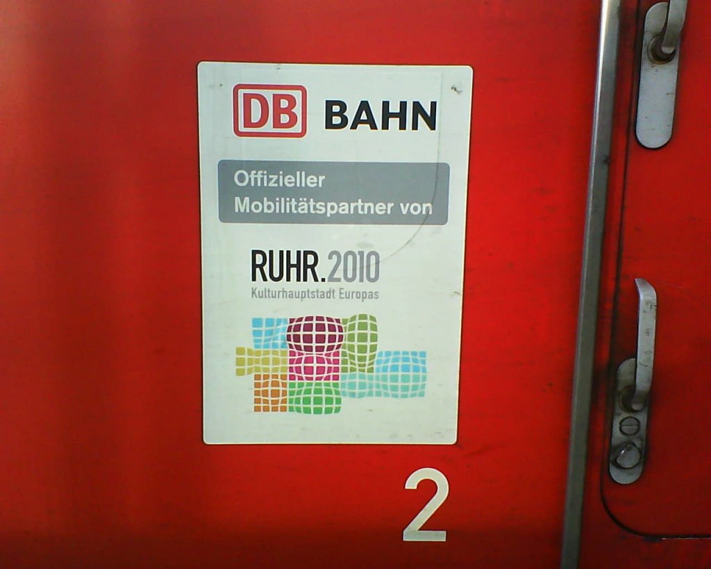 Ein DB-Bahn-Schild auf einer BR 146 der DB im Bonner Hbf.