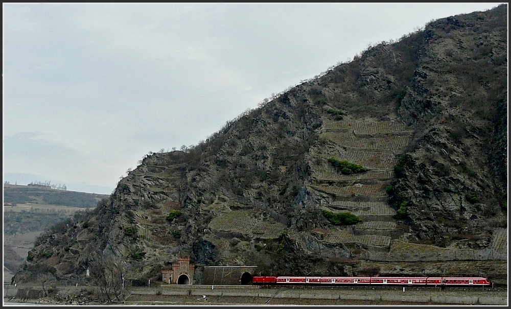 Ein DB Regio kurz vor der Einfahrt in den Rostein Tunnel aufgenommen am 19.03.10 in Oberwesel an der gegenberliegenden Rheinseite. (Jeanny)