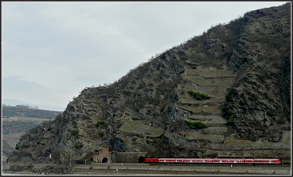 Ein DB Regio kurz vor der Einfahrt in den Rostein Tunnel aufgenommen am 19.03.10 in Oberwesel an der gegenberliegenden Rheinseite. (Jeanny)