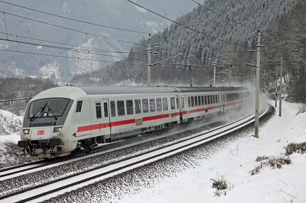 Ein DB-Wendezug ist am 12.02.2013 als EC216 bei Niklasdorf zu sehen.