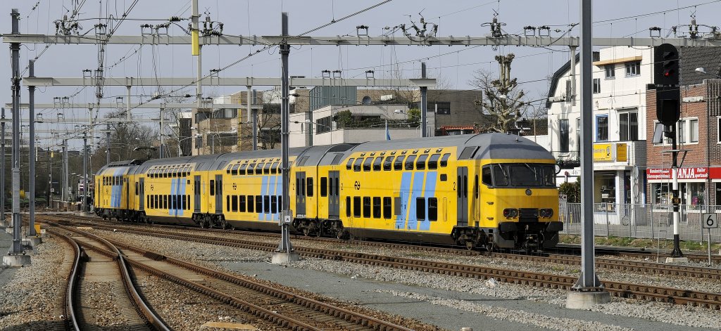 Ein DD AR mit mDDM triebwagen ist mit IC nach Enkhuizen unterwegs von Bf Hilversum am 02.04 2011.