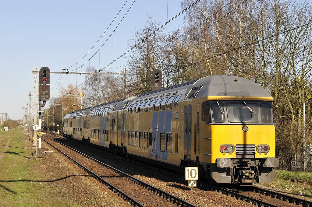 Ein DD-AR mit Schnellzug nach Amersfoort bei ausfahrt von Utrecht Overvecht am 19.03 2011.
