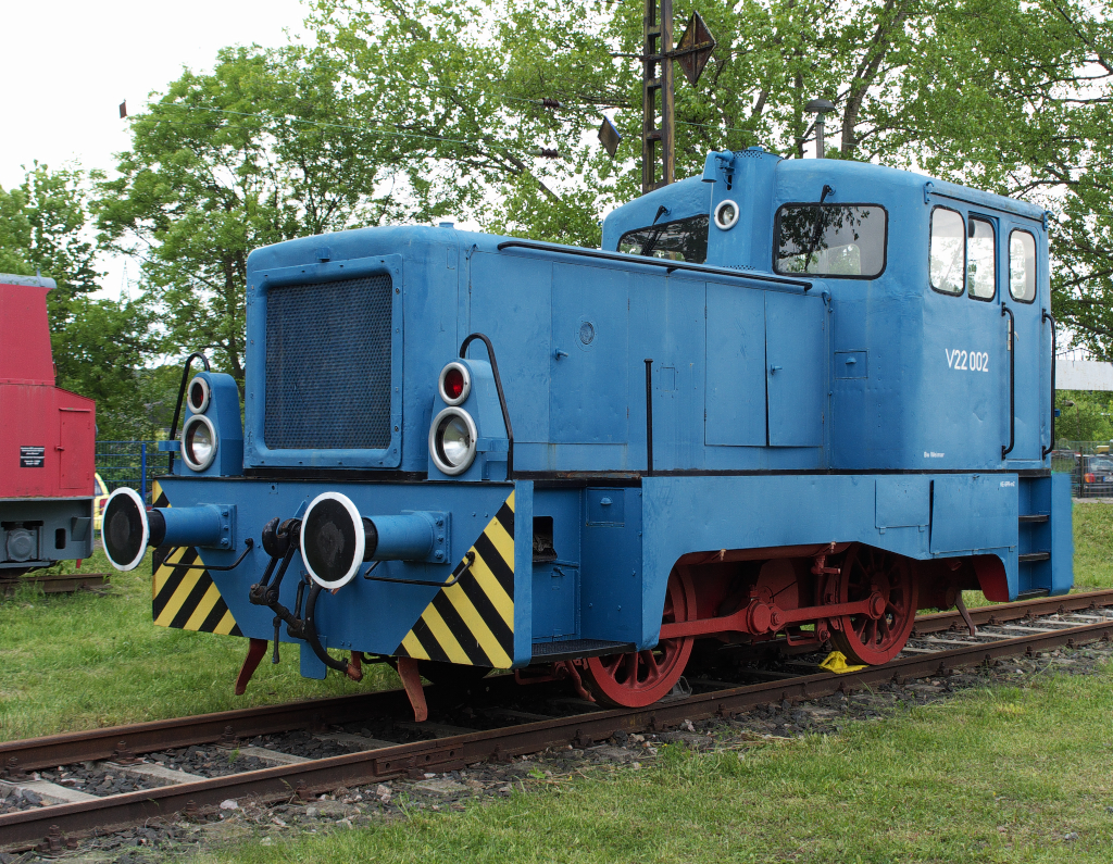 Ein DDR Produkt aber keine  Reichsbahnerin  war V 22 022. Die Lok wurde bei der VEB Lokomotivbau Karl Marx in Babelsberg im Jahr 1975 gebaut .

Einige Stationen im Lebenslauf der kleinen Lok.

- Auslieferung an VEB Landmaschinenbaukombinat Weimar 1975
- Kombinat Fortschritt Landmaschinen Neustadt (Sachsen),
VEB Weimar-Werke 1979
- KET - Kartoffelerntetechnik Weimar GmbH 1990

danach kam V 22 002 im Jahr 1996 zum Thringer Eisenbahnverein.

25.05.2013 - Altes Bahnbetriebswerk Weimar