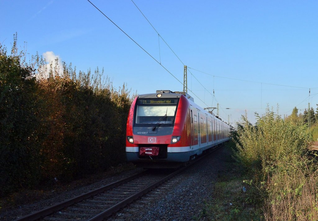 Ein von dem Triebwagen 422 030-7 gefhrter S1 Zug aus Dortmund kommend fhrt in die Haltestelle Angermund ein. Sonntag 28.10.2012