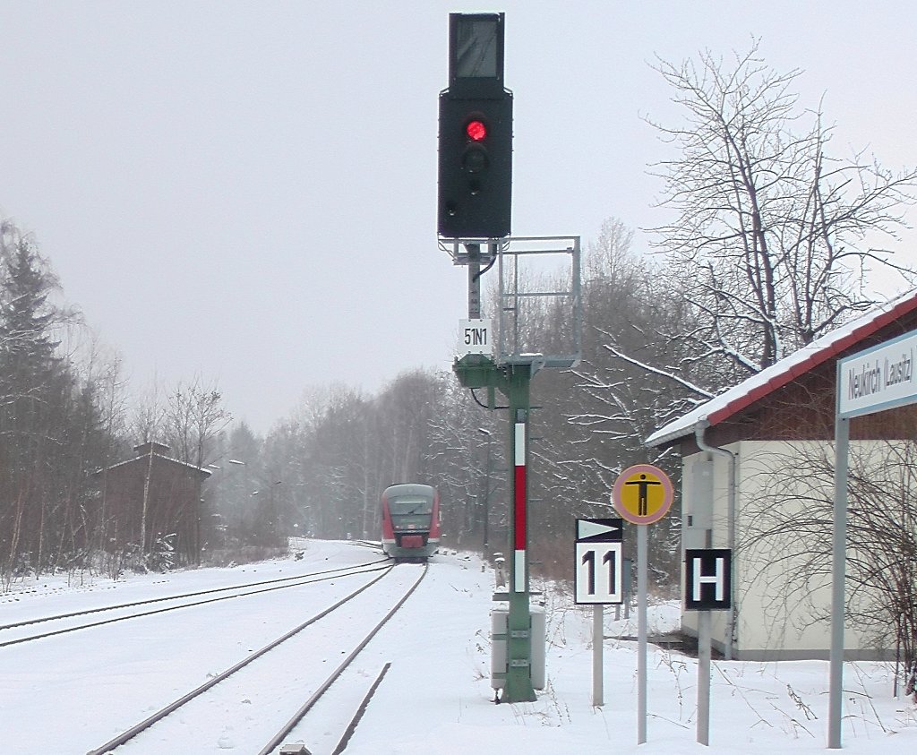 Ein Desirio entschwindet unseren Blicken.....16.02.2013 13:27 Uhr.
Es handelt  sich um die Regionalbahn von Zittau  nach Dresden , die hier den Haltepunkt Neukirch (Lausitz) West verlt. 