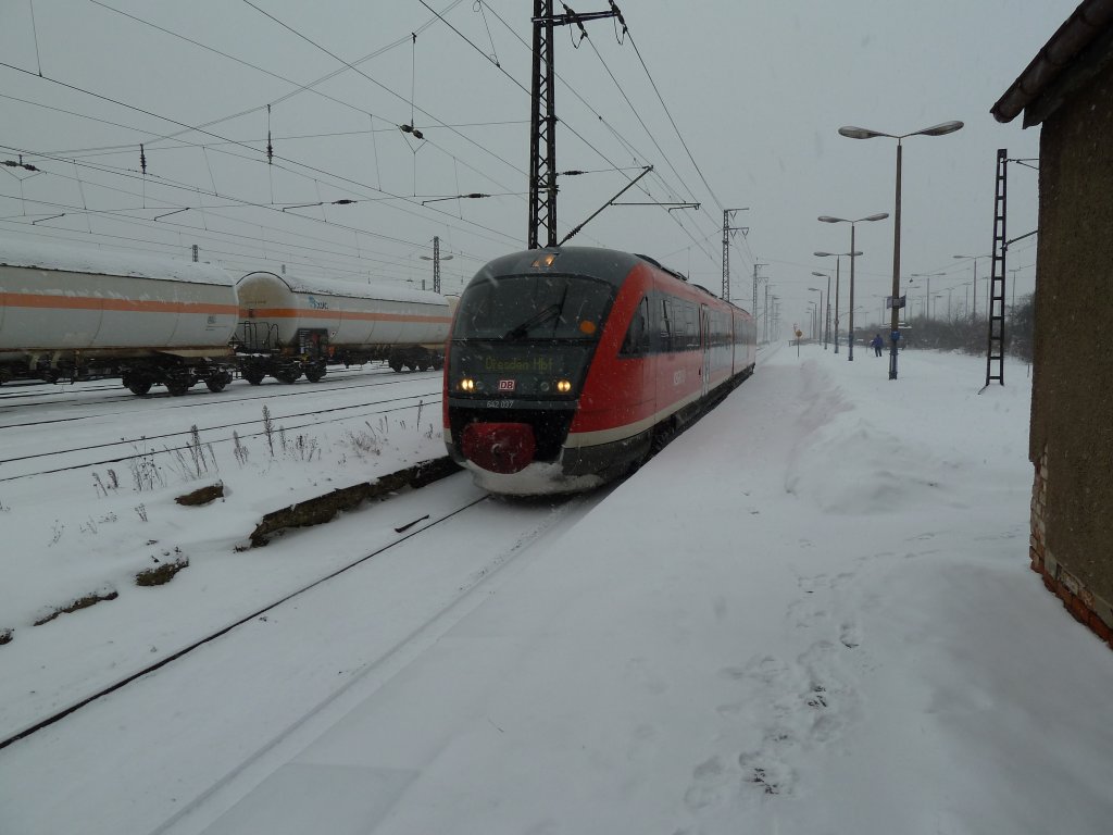 Ein Desiro 642 037 als RE von Hoyerswerda kommend f�hrt in Dresden-Friedrichstadt ein. Ziel war Dresden Hbf. 17.12.2010