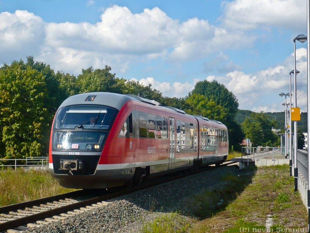 Ein Desiro aus Leipzig Hbf hat eben in Gera Hbf vom RE zur RB gewechselt. Auf der Fahrt nach Saalfeld (Saale) verlässt er hier den Haltepunkt Gera Süd. (06.09.2010)